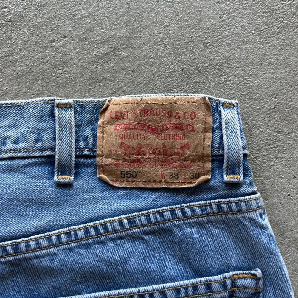 Vintage Levis 550 Jeans Size 38x30 Blue Light Wash Denim Relaxed Fit Straight